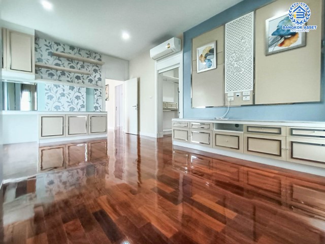 บ้านเดี่ยวมือสองย่านนนทบุรีฯ ม.เพอร์เฟคมาสเตอร์พีช รัตนาธิเบศร์  เนื้อที่กว้างขวางมากถึง 130.20 ตร.ว.  ฟังก์ชัน 4 ห้องนอน 5 ห้องน้ำ ที่จอดรถ 3 คัน เฟอร์นิเจอร์บิ้วท์อิน เปลี่ยนสุขภัณฑ์ใหม่ทั้งหลัง! บนทำเลแห่งการเดินทาง ใกล้รถไฟฟ้าสายสีม่วง "สถานีไทรม้า" และทางด่วน "งามวงศ์วาน" จองเลย!